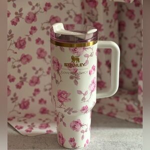 NWT- The Stanley X -LoveShackFancy
Quencher 40 OZ - Ribbon Rosa